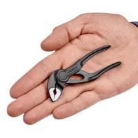 Pince multiprise KNIPEX Cobra® XS dans sa décoration de Noël 